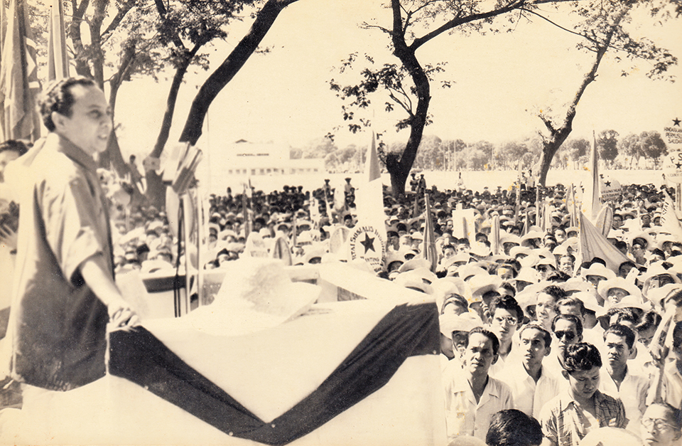Sutan Sjahrir di hadapan masa PSI di Lapangan Merdeka, Jakarta, 12 Juni 1955. (Foto: Perpusnas RI)