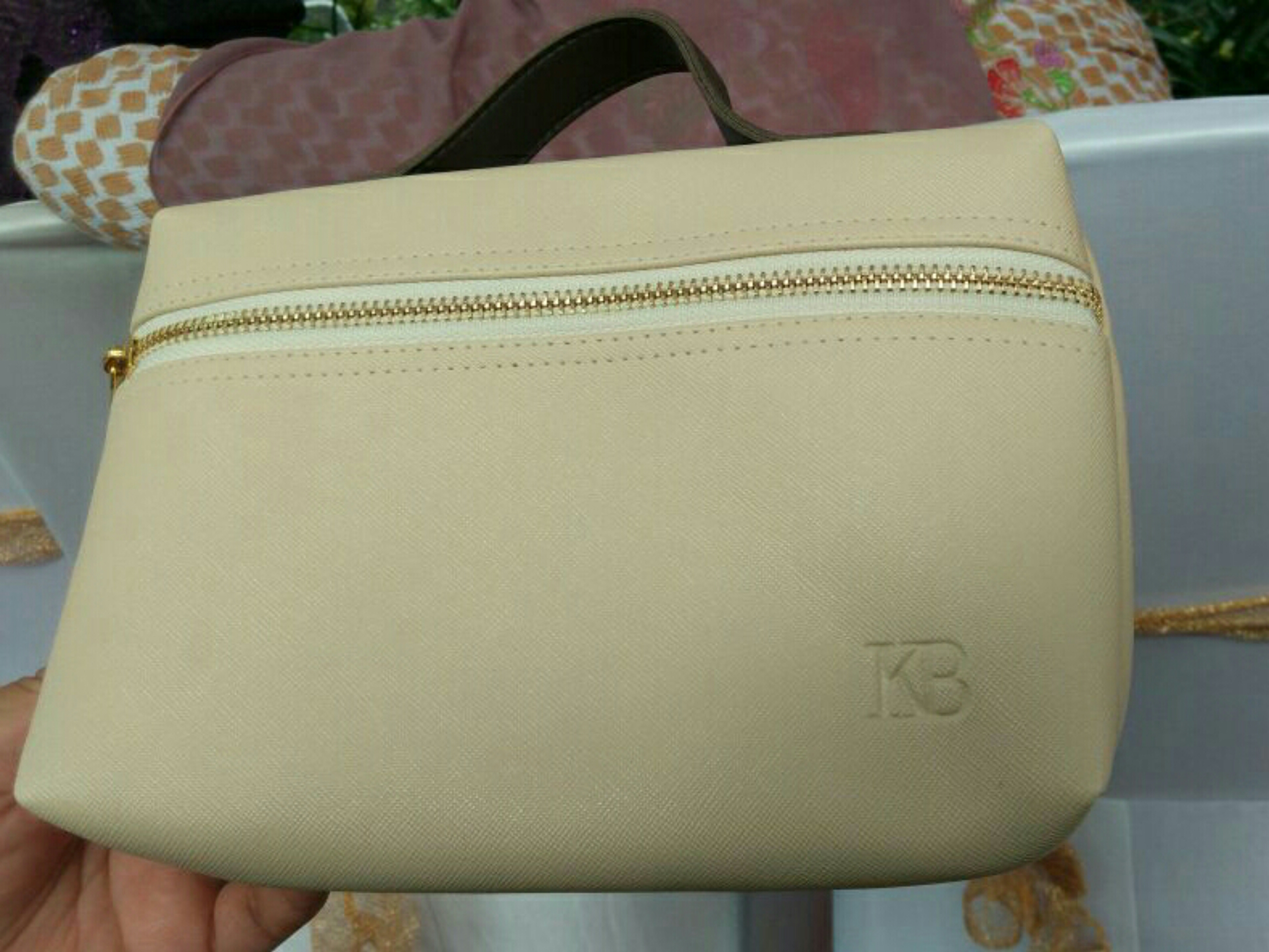 Tas Tangan Sintetis dan Kotak Perhiasan Kaca Jadi Suvenir Resepsi