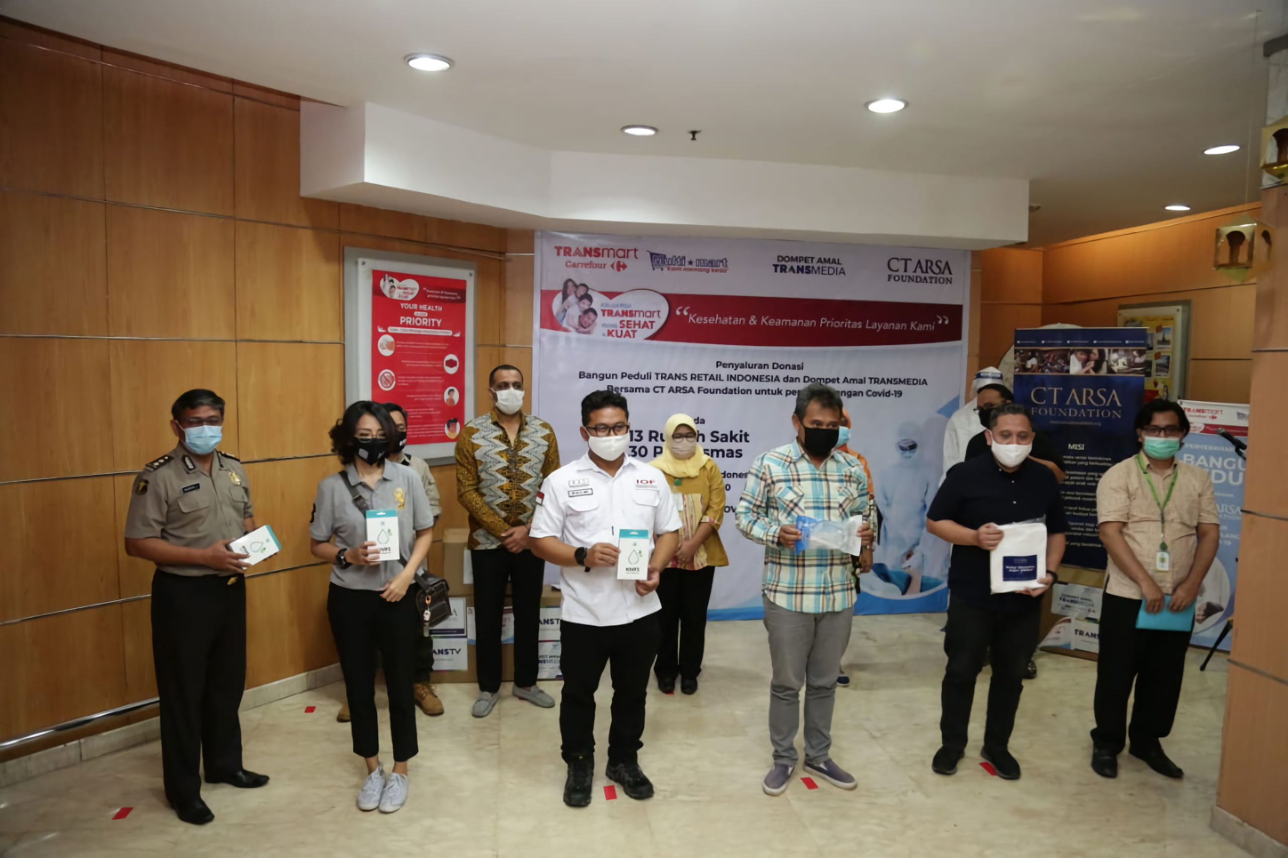 SCRC Bantu Distribusikan APD untuk Tenaga Medis
