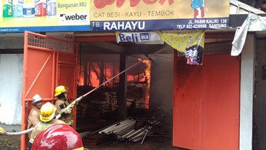 Toko Bangunan di Pasir Kaliki Bandung Terbakar