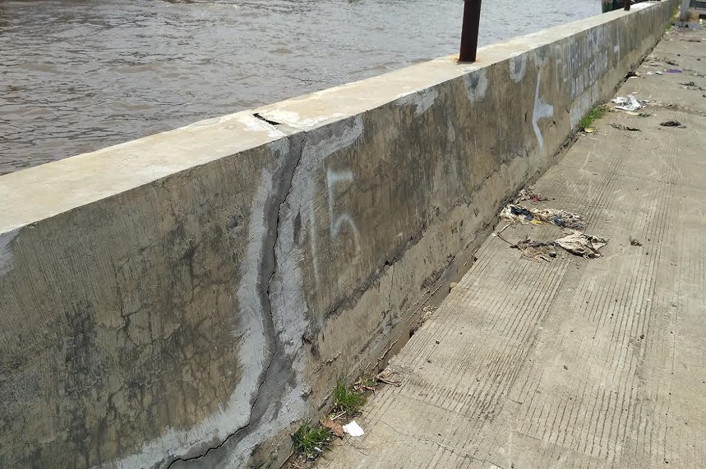 Jalan Masuk Pelabuhan Barang Jepara Membahayakan Pengendara