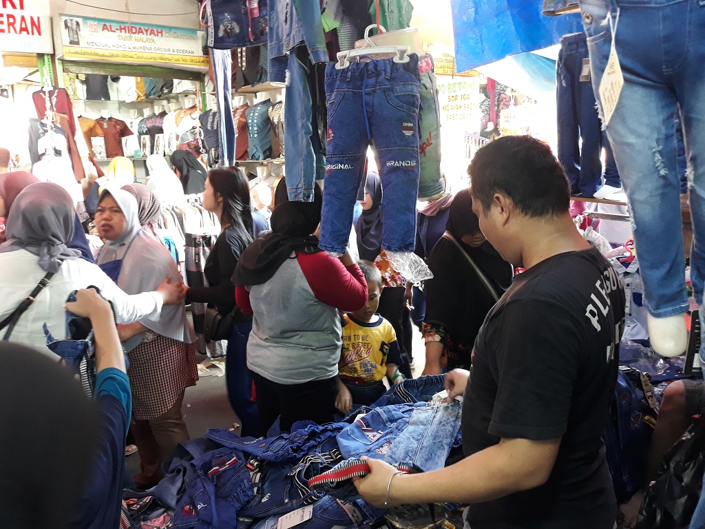 Jelang Ramadan, Tanah Abang Ramai Pengunjung