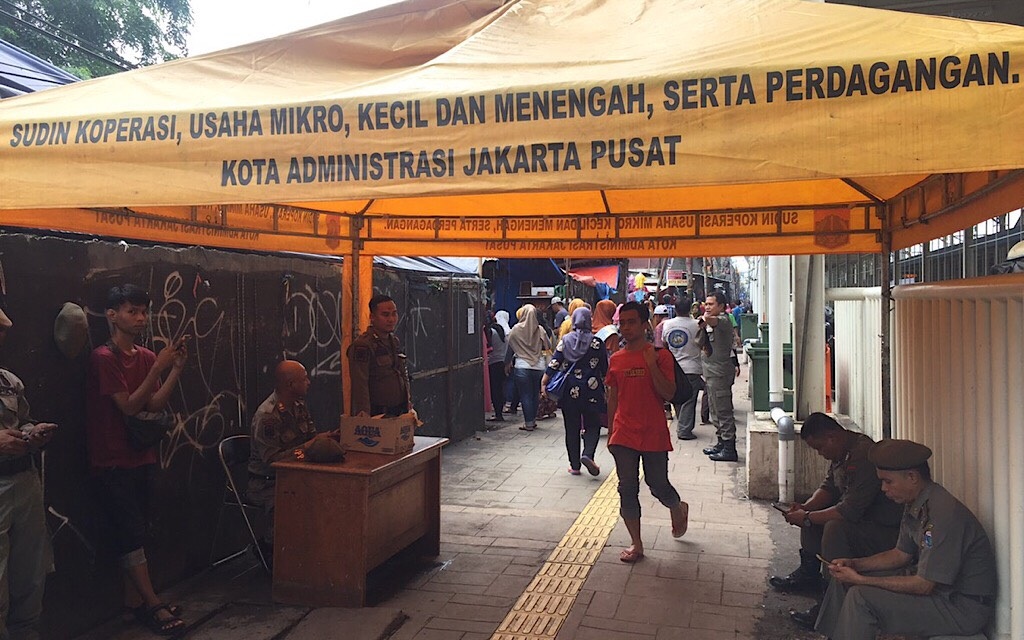 Kolong <i>Skybridge</i> Masih Dijaga Satpol PP