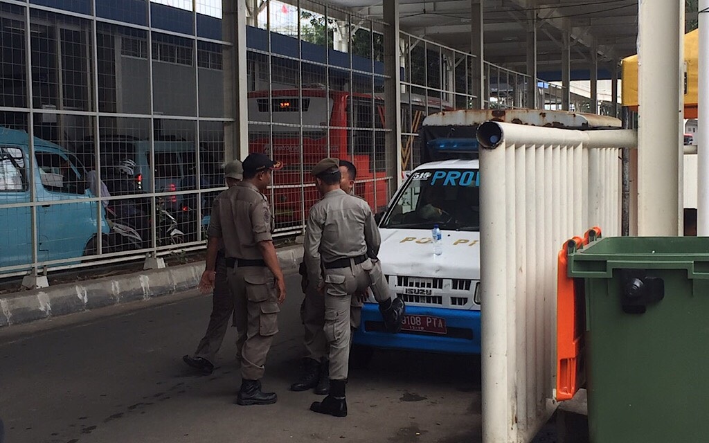 Kolong <i>Skybridge</i> Masih Dijaga Satpol PP