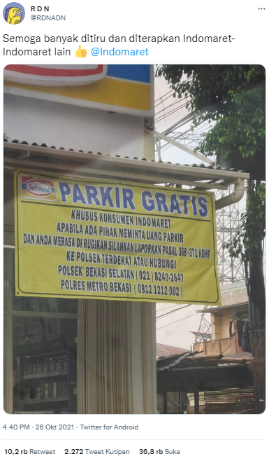 Tangkapan layar spanduk parkir gratis Indomaret Bekasi yang viral. Twitter @RDNADN