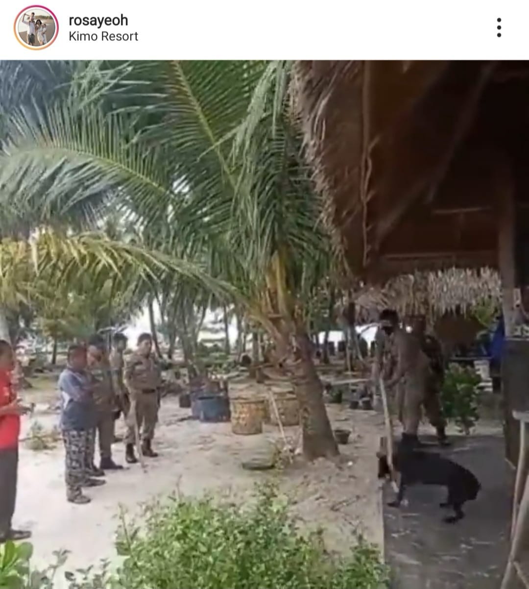 Tangkapan layar video perlakuan Satpol PP Aceh terhadap anjing Canon. Instagram @rosayeoh.