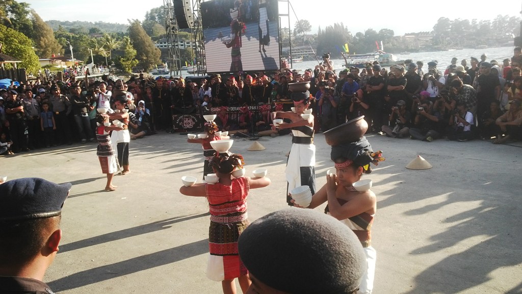 Tarian Empat Etnis Batak Buka Karnaval Kemerdekaan Pesona Danau Toba