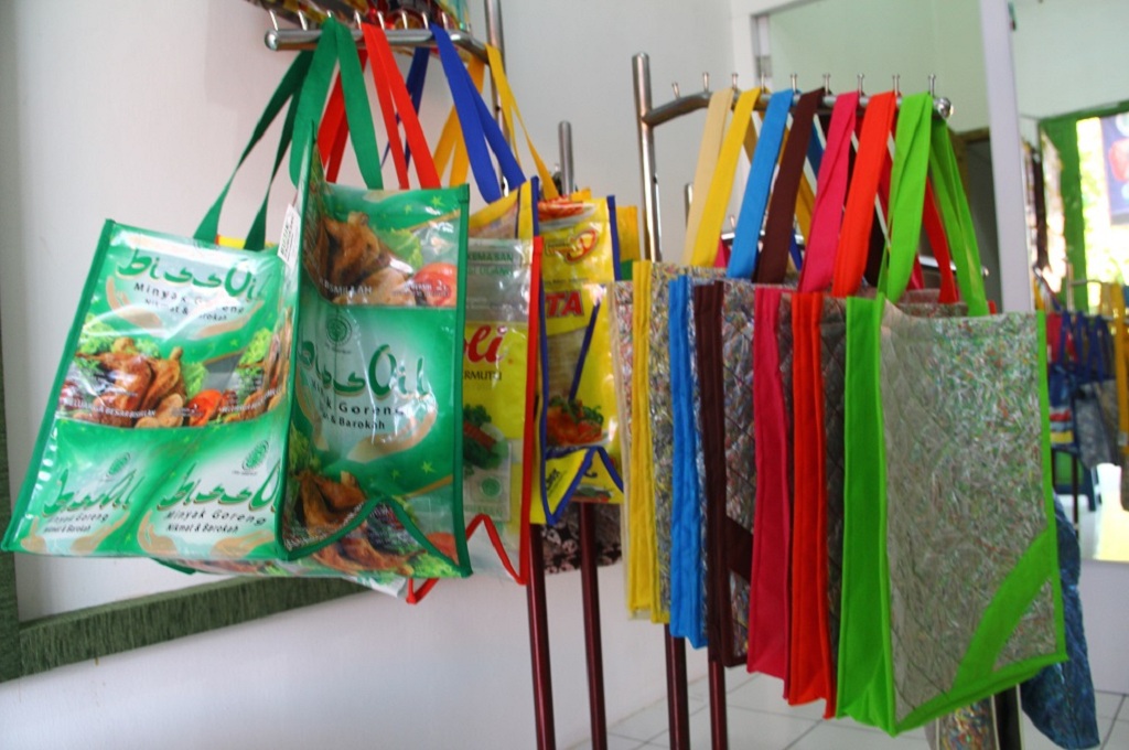 Kisah Hijrah Purnama Ubah Sampah Plastik Bernilai Ekonomi
