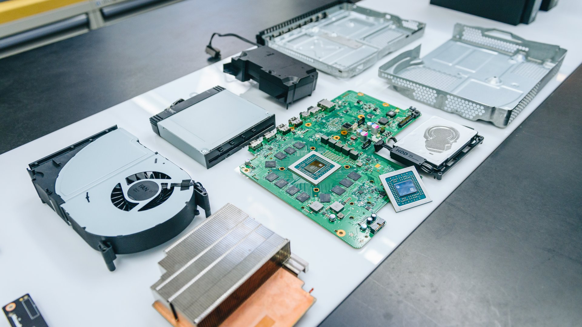 Microsoft Pamer Rahasia Desain Xbox One X yang Sangat Ringkas