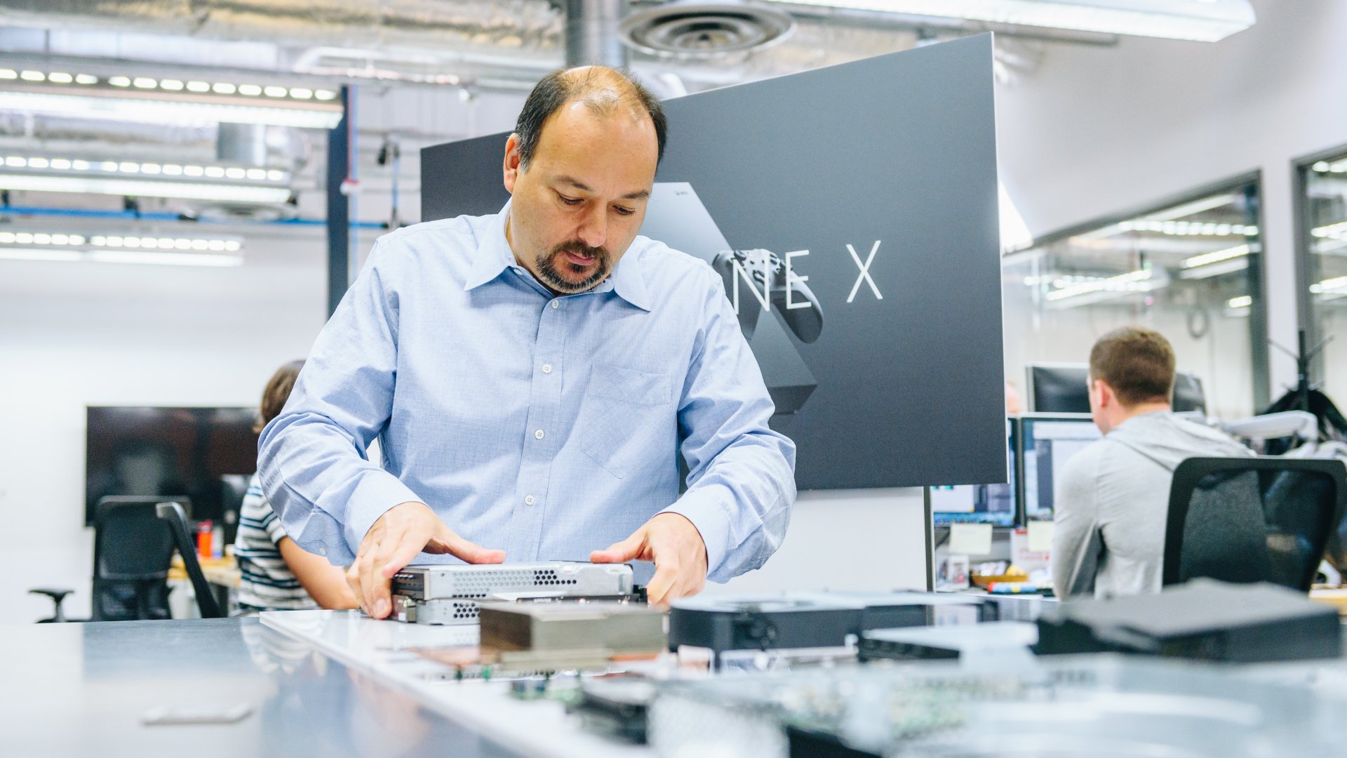 Microsoft Pamer Rahasia Desain Xbox One X yang Sangat Ringkas