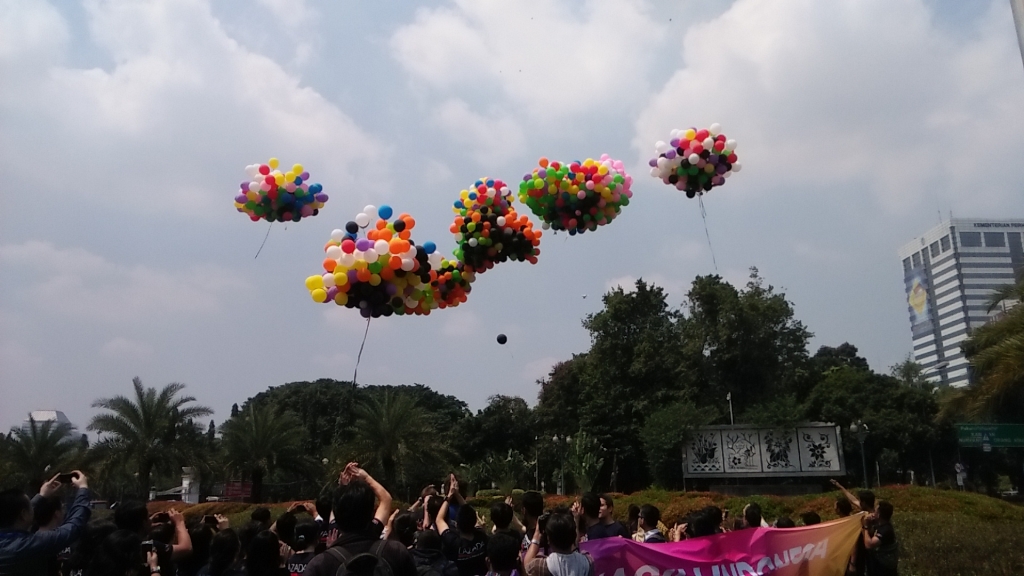 Ulang Tahun Ke-3, Lazada Terbangkan Balon Berisi Voucher Belanja