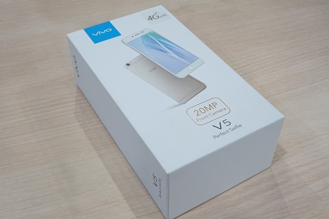 Penasaran dengan Vivo V5? Ini Isi Kotaknya