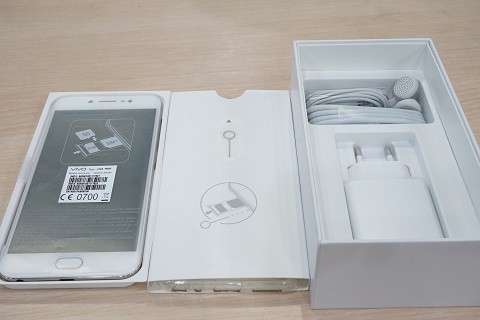 Penasaran dengan Vivo V5? Ini Isi Kotaknya
