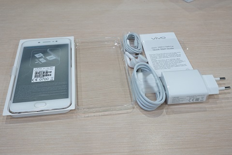 Penasaran dengan Vivo V5? Ini Isi Kotaknya