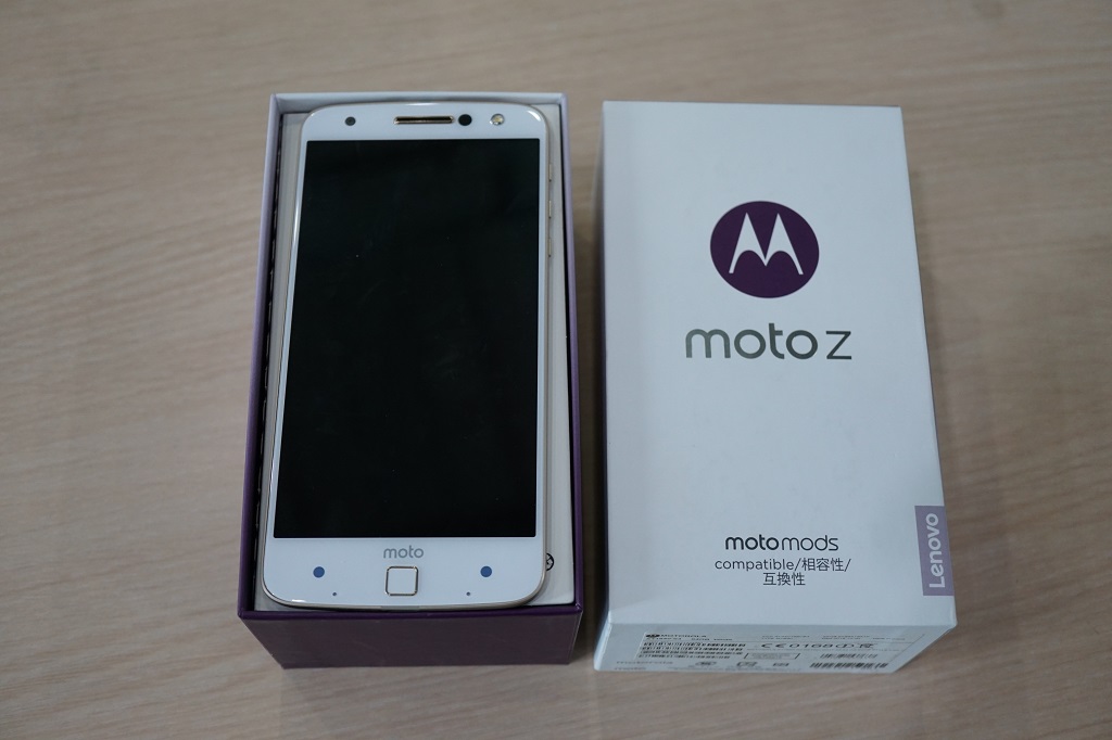 Mengintip Isi Kotak Moto Z