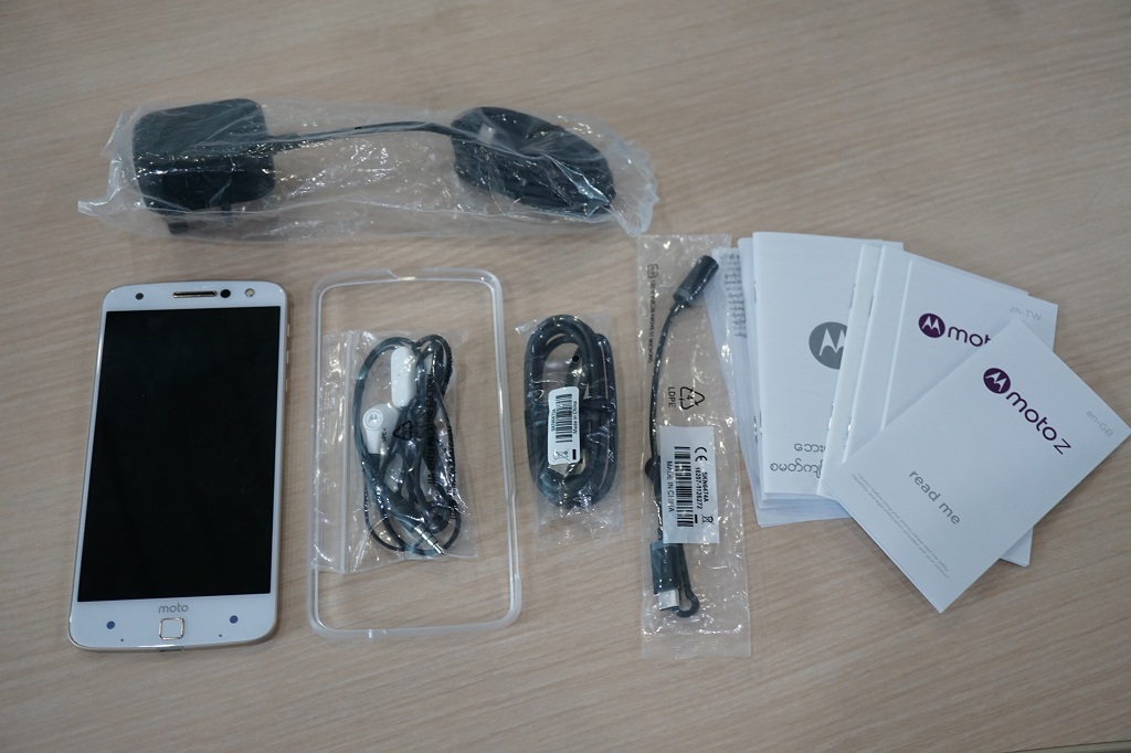 Mengintip Isi Kotak Moto Z