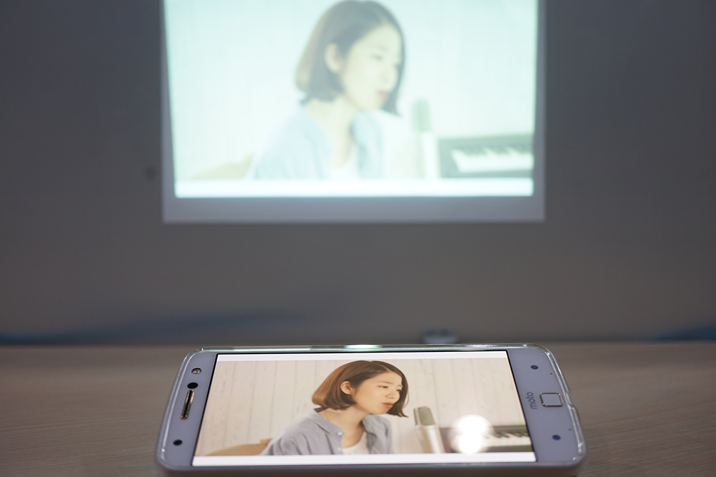 Menjajal Moto Z, Inikah Ponsel Masa Depan?