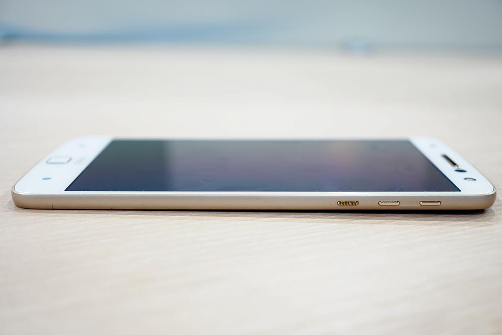 Menjajal Moto Z, Inikah Ponsel Masa Depan?