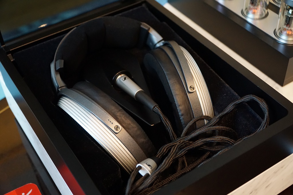 Menjajal Headset Rp792 Juta, Sennheiser HE1