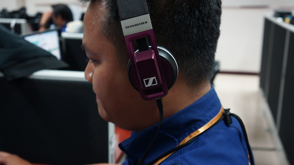 Sennheiser Urbanite: Headphone Trendi, Tapi Bikin Pegal 