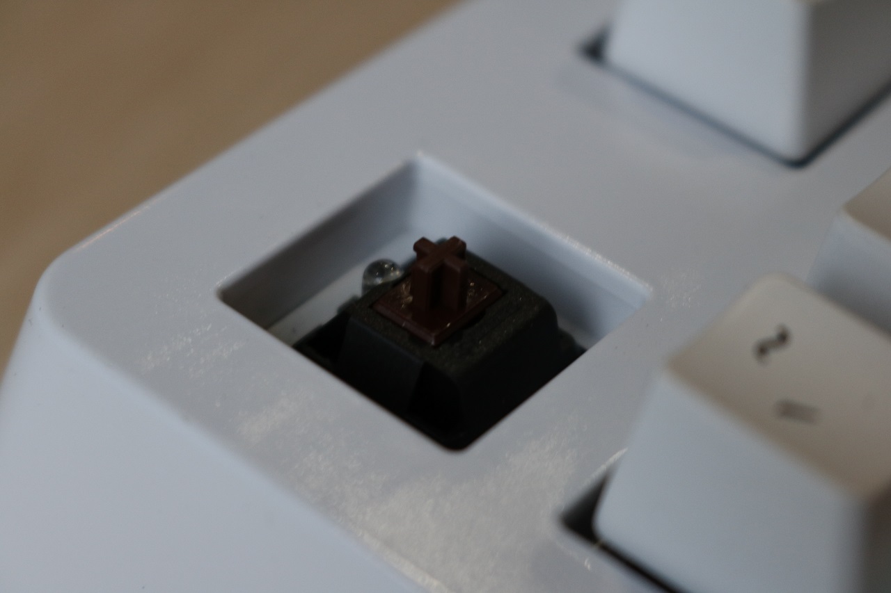 Ducky Channel Shine 4 Cherry MX Brown, Nyaman Tapi Minim Fitur 