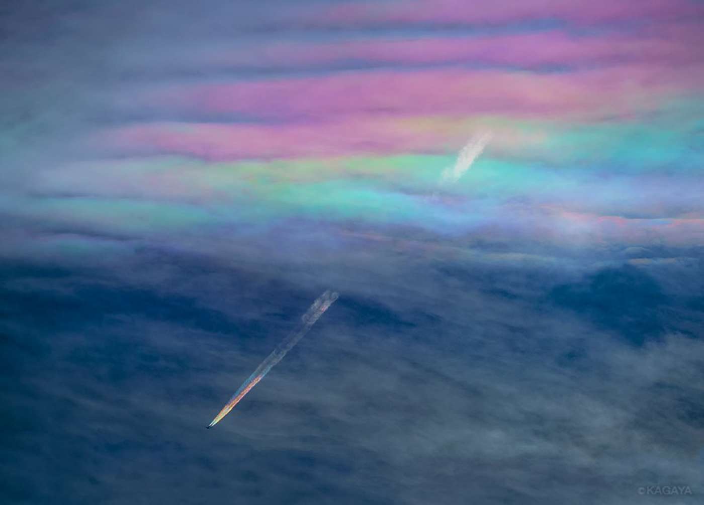 Fotografer Jepang Abadikan Momen Langka Pesawat dan Pelangi
