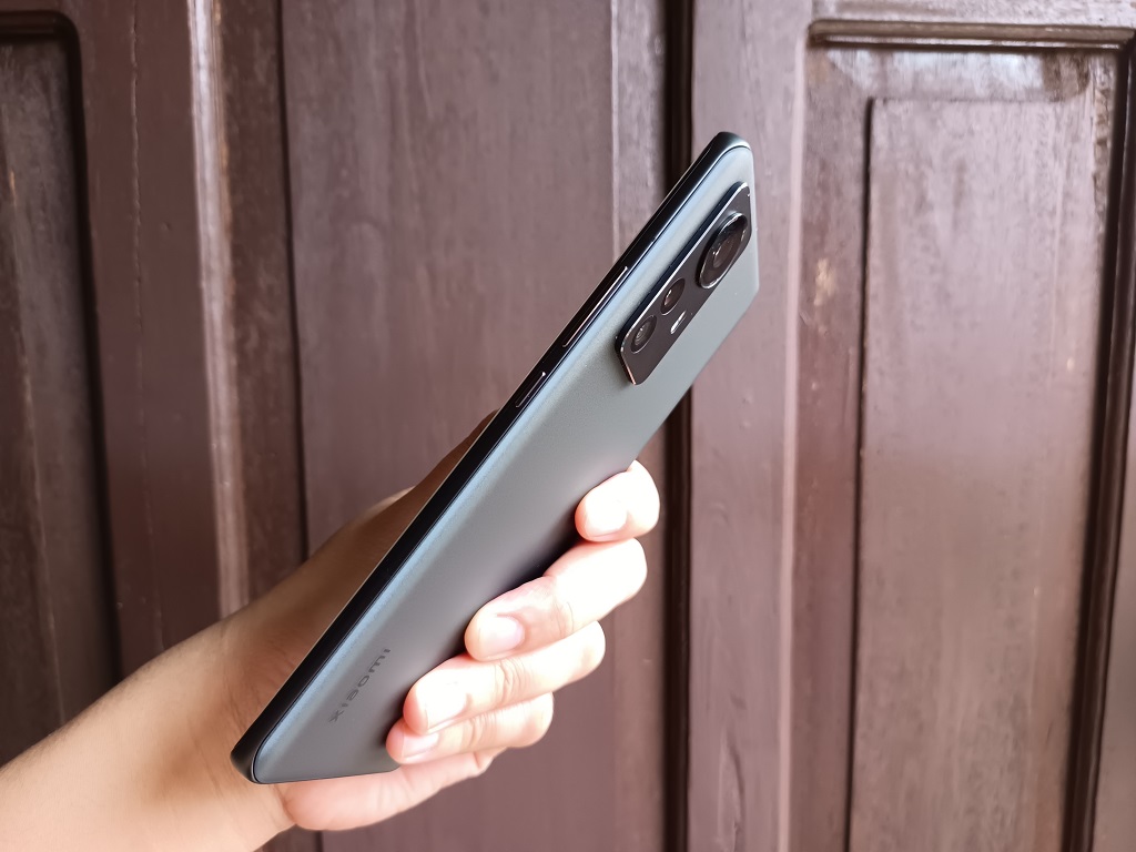 Review Xiaomi 12 Pro, Kemewahannya Terasa di Genggaman