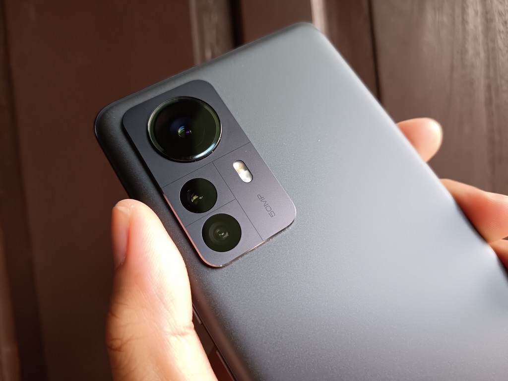 Review Xiaomi 12 Pro, Kemewahannya Terasa di Genggaman