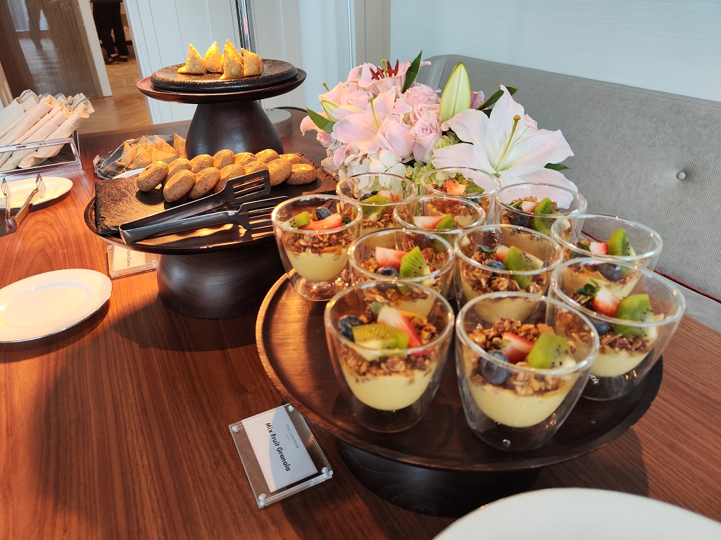 Review Xiaomi 12, Ergonomis dan Mengesankan