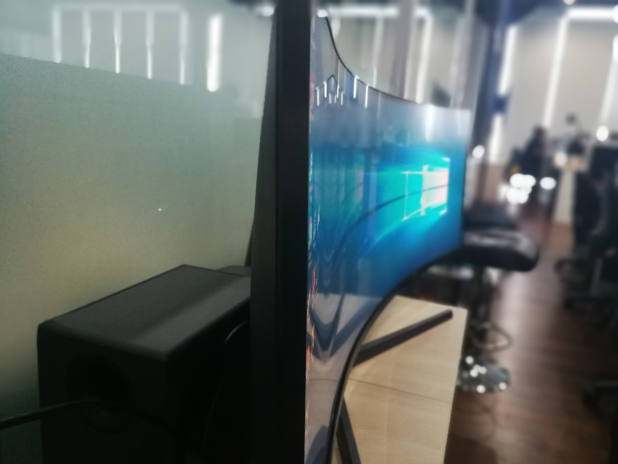 Begini Rasanya Main Game Pakai Monitor Lengkung 49 Inci