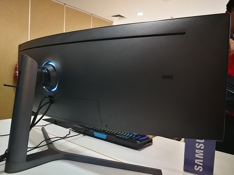 Begini Rasanya Main Game Pakai Monitor Lengkung 49 Inci