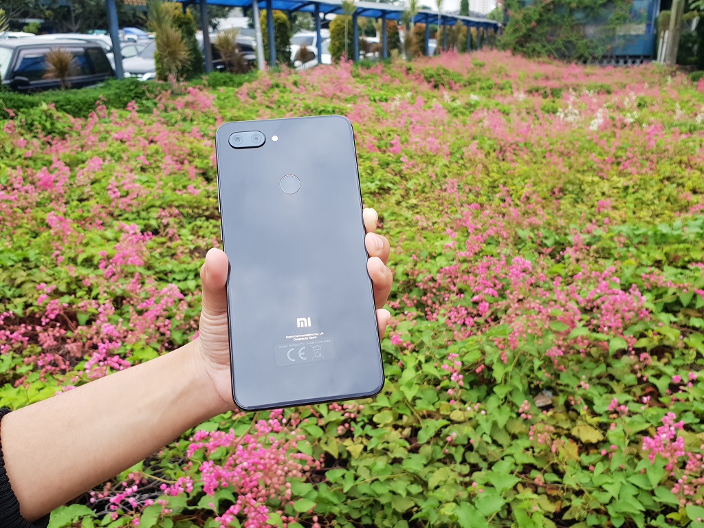 xiaomi mi 8 lite memang tampil lebih mewah