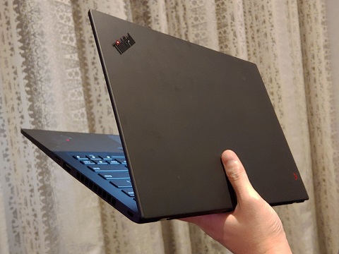 Lenovo Pamer Thinkpad X1 Carbon dan X1 Yoga
