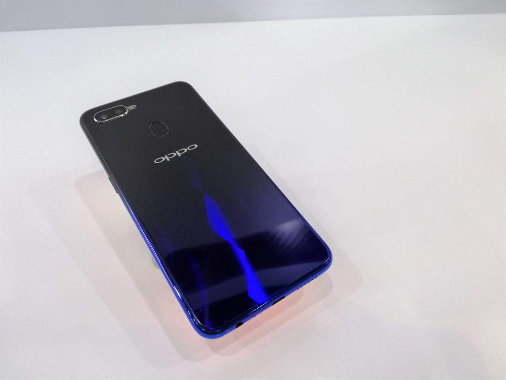 Oppo F9 Muncul, Poni Kecil
