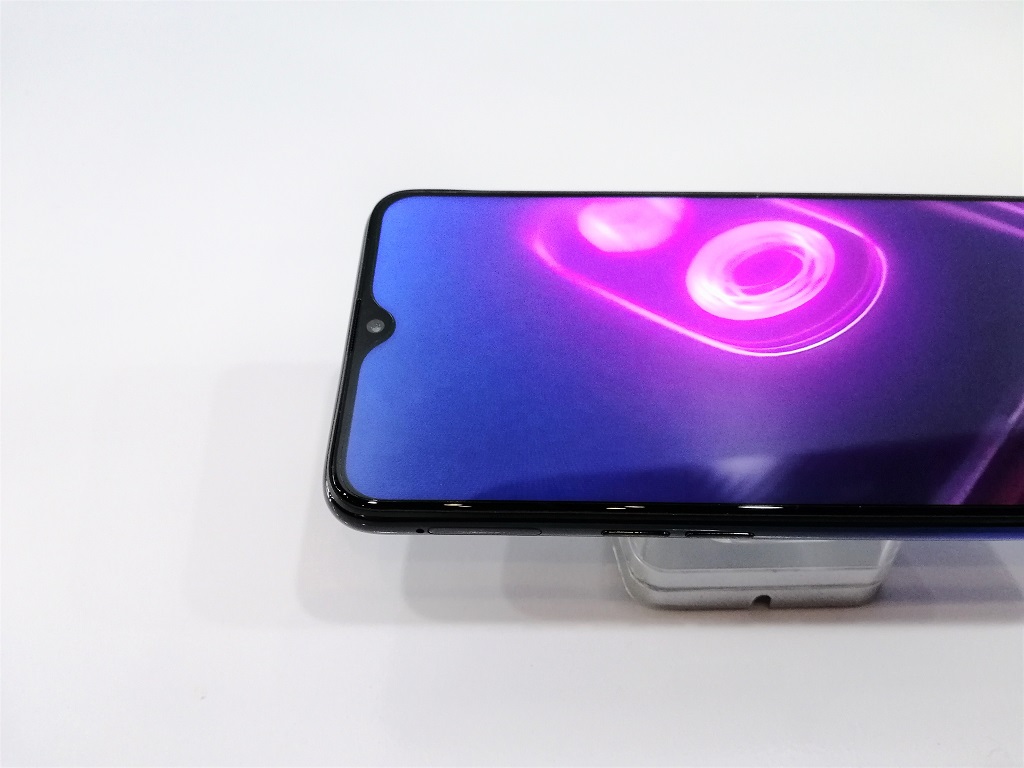 Oppo F9 Muncul, Poni Kecil
