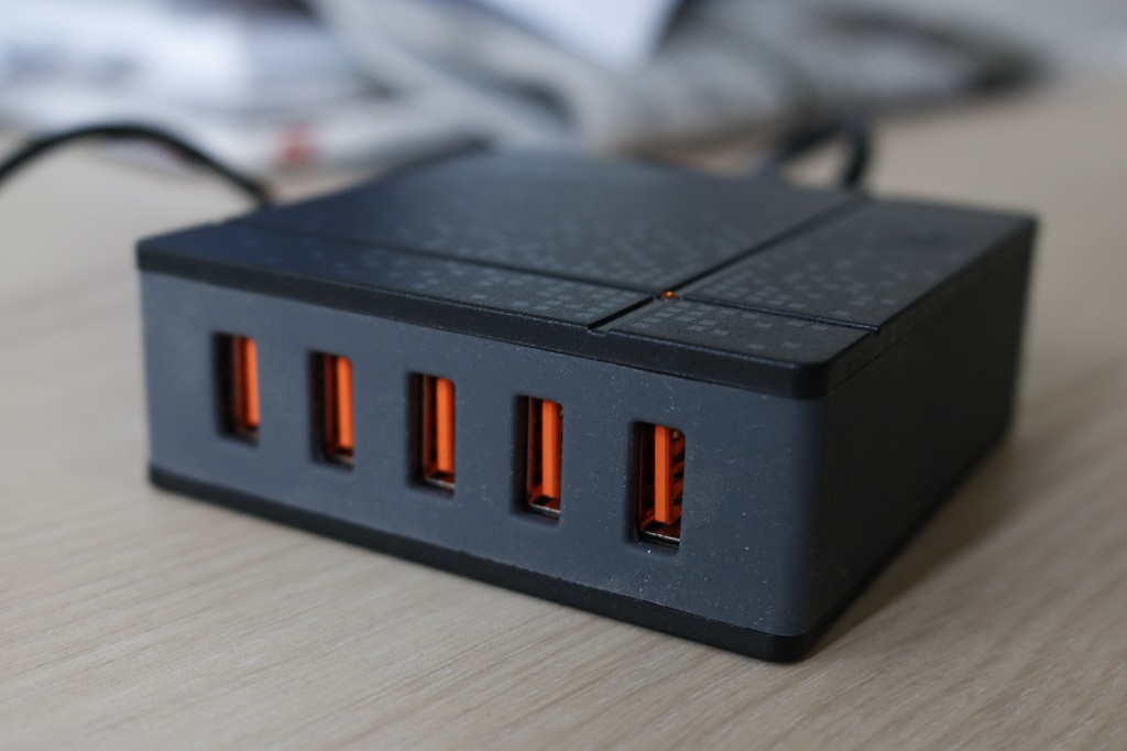 Arctic Smart Charger 8000, Charger dengan Multi Port 