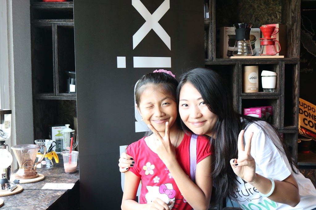 Marcia Sun, Country Manager Infinix bersama Putria, pengguna Hot Note