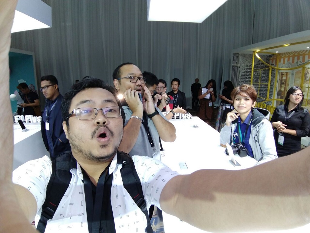 Oppo Rilis Ponsel Selfie Lagi, Apa Bedanya?