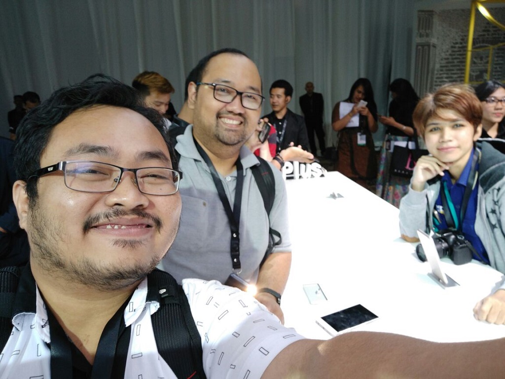 Oppo Rilis Ponsel Selfie Lagi, Apa Bedanya?