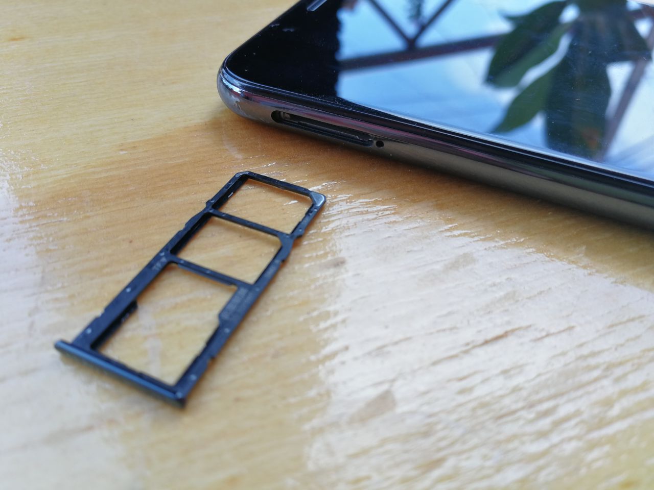 Ini Untungnya Tempat Kartu SIM Terpisah dari Micro SD