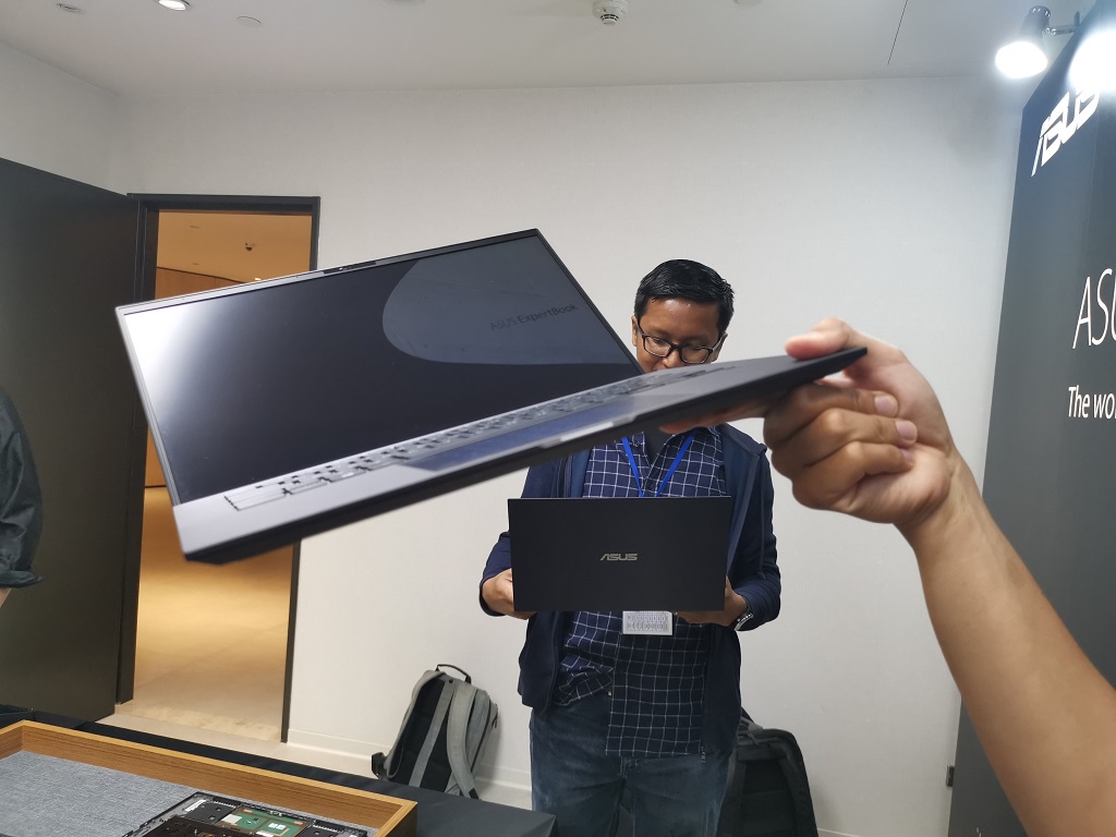Kesan Memegang Laptop Teringan Asus ExpertBook B9450