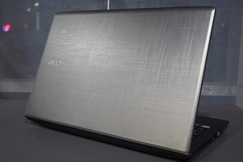 Menjajal Notebook Gaming AMD Acer Aspire E5-553G