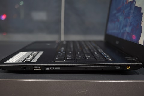 Menjajal Notebook Gaming AMD Acer Aspire E5-553G