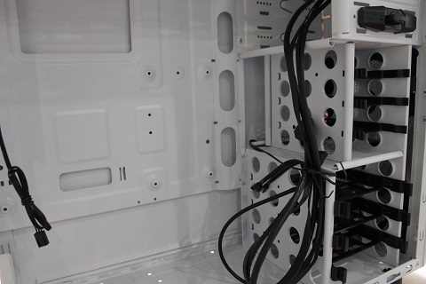 BitFenix Neos, Stylish, Tapi Minim Sirkulasi 