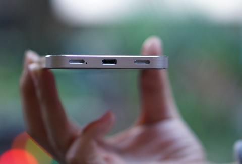 ZTE Blade S7, Premium Tapi Tanggung