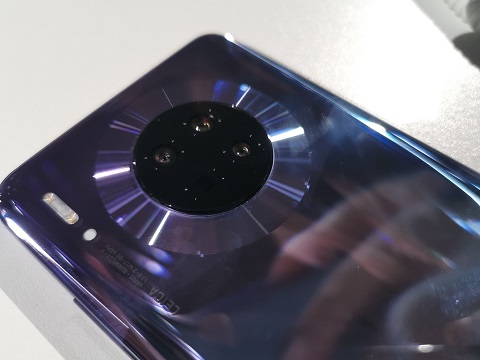 Kesan Pertama Memegang Huawei Mate 30 Pro