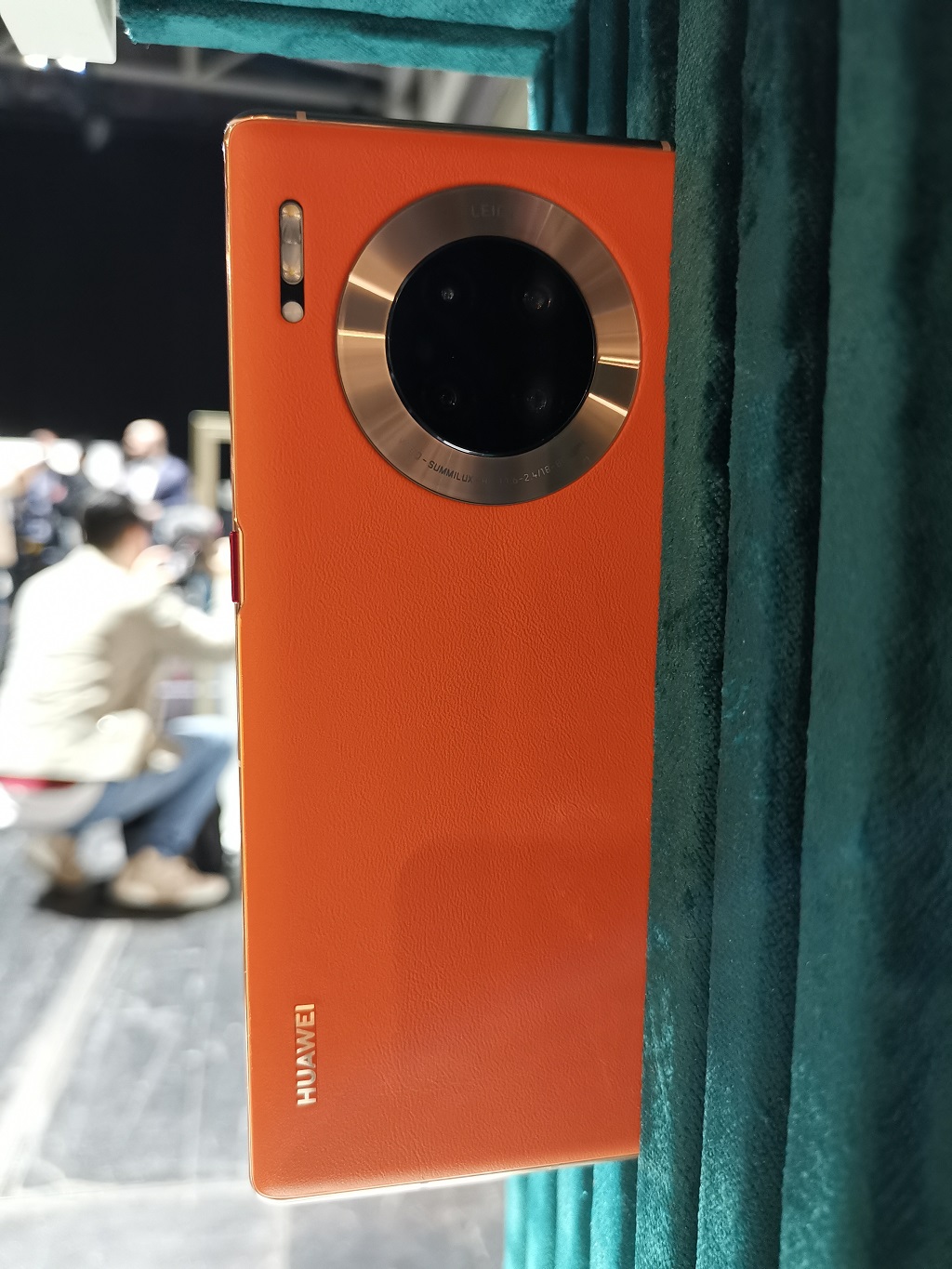 Kesan Pertama Memegang Huawei Mate 30 Pro