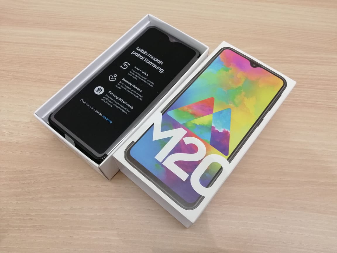 Isi Kotak dan Hasil Foto Samsung  Galaxy M20 