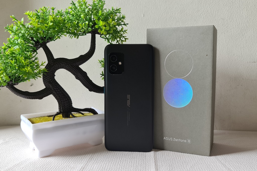 Asus Zenfone 8, Mungil, Bertenaga