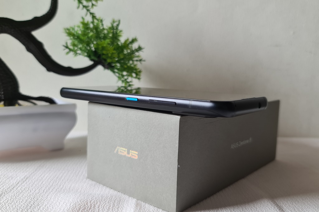 Asus Zenfone 8, Mungil, Bertenaga